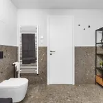 Guthaus Retreat With Balcony Daire Bratislava