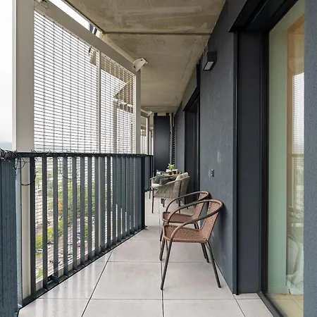 Guthaus Retreat With Balcony