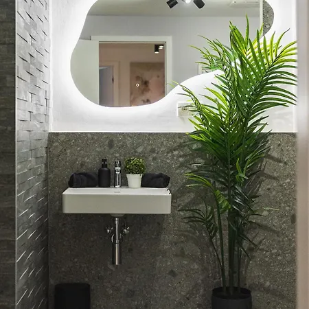 Guthaus Retreat With Balcony Bratislava