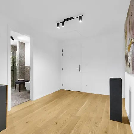 Guthaus Retreat With Balcony