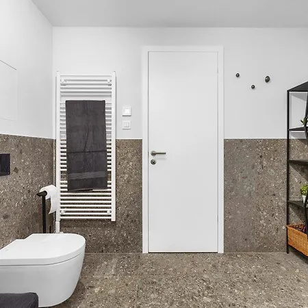 Guthaus Retreat With Balcony Lejlighed Bratislava