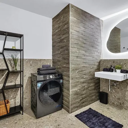 Appartement Guthaus Retreat With Balcony Bratislava